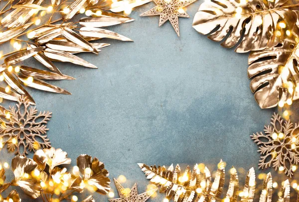 Schöne Goldene Weihnachtsblume Auf Blauem Hintergrund Flache Grundrisse Kopierraum Horizontal — Stockfoto