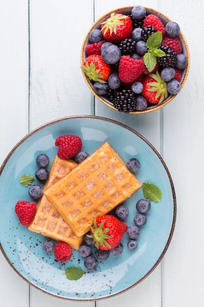 Fresh Berries Salad Plate Wooden Background Flat Lay Top View — Stock Photo, Image