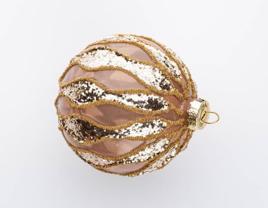 Beyaz arkaplanda izole edilmiş noel topları.