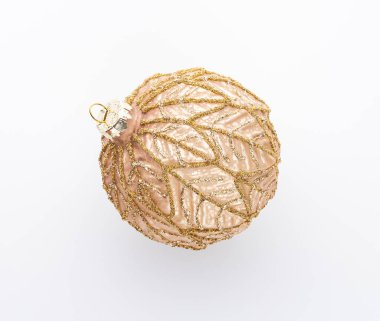 Beyaz arkaplanda izole edilmiş noel topları.