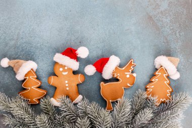 Lezzetli zencefilli kurabiye ve pastel arka planda Noel dekoru..