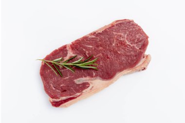 Biyolojik taze biftek beyaz arka planda izole edilmiş..