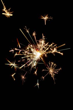 Siyah arka planda Noel maytap ışıkları. 