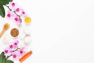 Spa aromaterapi kozmetik ürünler konsepti, orkide, bir metin için bir arkaplan, düz uzanma, yukarıdan görünüm.