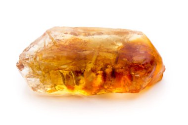 Kahverengi karamelli şeker küpü beyaz zemin üzerinde izole.