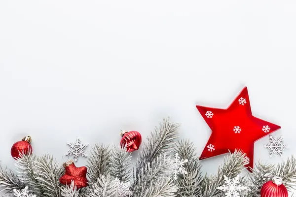 圣诞明星和桑塔帽子 装饰在淡蓝色背景上 — 图库照片