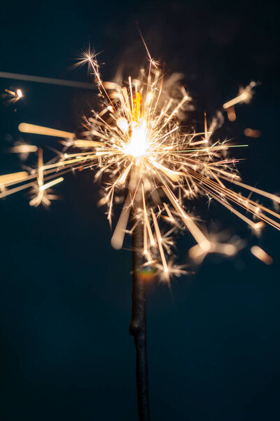 Рождественские огни на черном фоне.