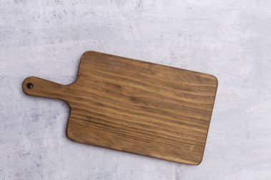 Eski bir rustik masa üzerindeki kesme tahtasını boşalt