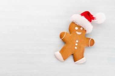 Lezzetli zencefilli kurabiye ve pastel arka planda Noel dekoru..