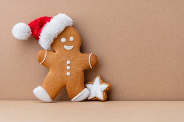 Lezzetli zencefilli kurabiye ve pastel arka planda Noel dekoru..