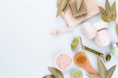 Kaplıca ve cilt bakım ürünleri. Pastel arka planda kaplıca ürünleri olan şişeler.
