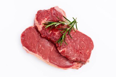 Biyolojik taze biftek beyaz arka planda izole edilmiş..