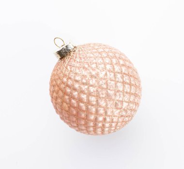 Beyaz arkaplanda izole edilmiş noel topları.