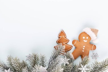 Lezzetli zencefilli kurabiye ve pastel arka planda Noel dekoru..