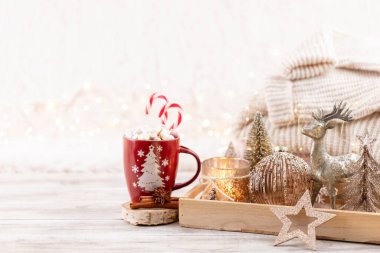 Noel şenlikli konforlu dekor ahşap arka planda hala hayat, ev konforu ve tatil konsepti.