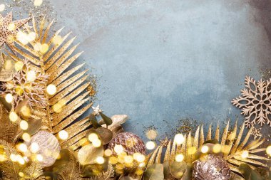 Klasik mavi arka planda güzel bir Noel çiçeği. Düz dizayn. Uzayı kopyala Yatay.