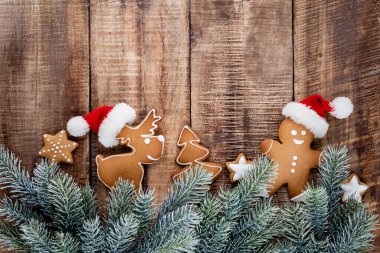 Lezzetli zencefilli kurabiye ve pastel arka planda Noel dekoru..