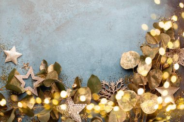 Klasik mavi arka planda güzel bir Noel çiçeği. Düz dizayn. Uzayı kopyala Yatay.