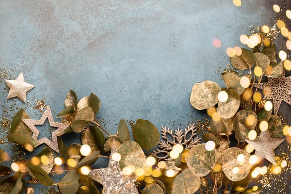 Рождественский Золотой Цветок Винтажном Голубом Фоне Плоский Дизайн Скопируй Пространство — стоковое фото