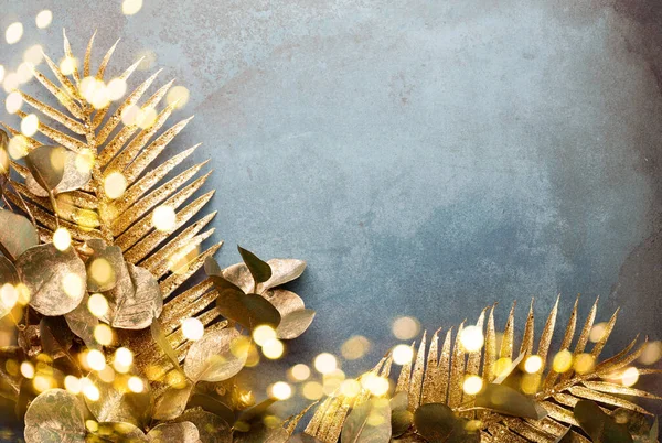 Klasik mavi arka planda güzel bir Noel çiçeği. Düz dizayn. Uzayı kopyala Yatay.