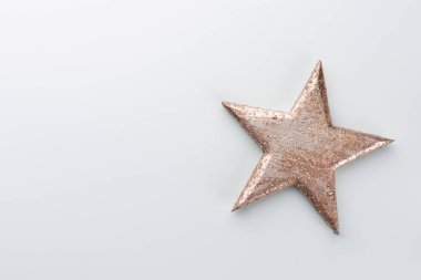 Noel yıldızı ve Noel Baba şapkası, pastel mavi arka planda dekor. 