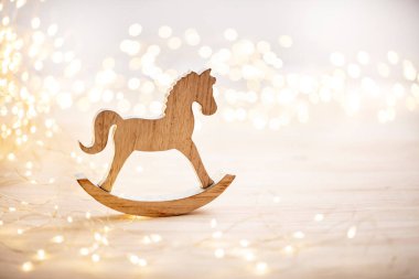 Bokeh arka planında Noel yıldızı süslemesi.