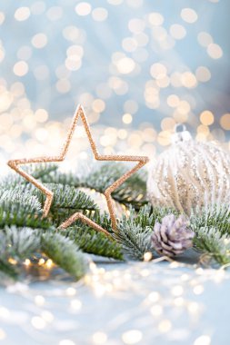 Yıldızlı Noel ladini Ve bulanık parlak ışıklar.