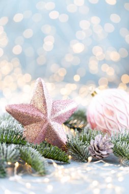 Yıldızlı Noel ladini Ve bulanık parlak ışıklar.