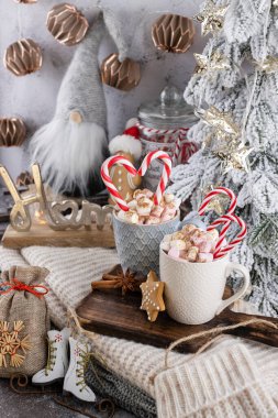 Bir fincan ve kurabiyeyle rahat bir Noel kompozisyonu. Şekerli sıcak çikolata..