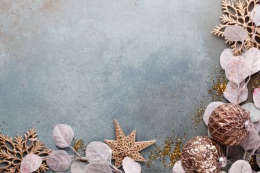 Klasik mavi arka planda güzel bir Noel çiçeği. Düz dizayn. Uzayı kopyala Yatay.