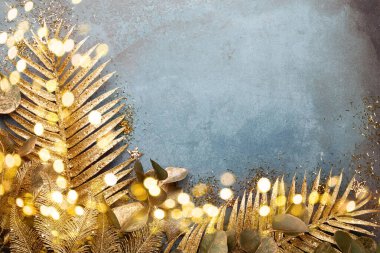 Klasik mavi arka planda güzel bir Noel çiçeği. Düz dizayn. Uzayı kopyala Yatay.