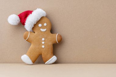 Lezzetli zencefilli kurabiye ve pastel arka planda Noel dekoru..