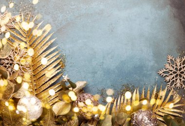 Klasik mavi arka planda güzel bir Noel çiçeği. Düz dizayn. Uzayı kopyala Yatay.