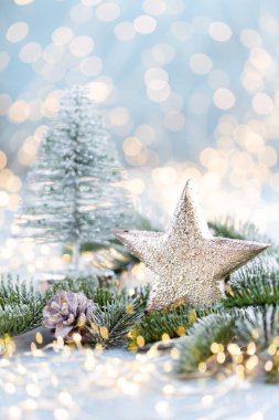 Yıldızlı Noel ladini Ve bulanık parlak ışıklar.