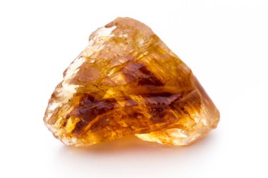 Kahverengi karamelli şeker küpü beyaz zemin üzerinde izole.