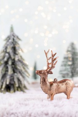 Noel dekorasyonlu şenlikli bir arka plan. Kopyalama alanı, kış tatilleri tebrik kartı, düz konum, üst manzara.