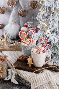 Bir fincan ve kurabiyeyle rahat bir Noel kompozisyonu. Şekerli sıcak çikolata..