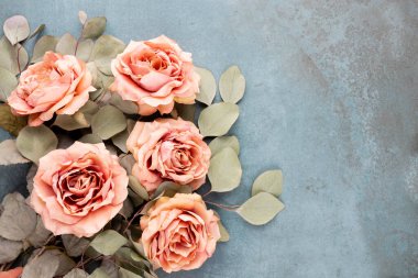 Pastel arka planda bir demet pembe gül. Kart kavramı, pastel renkler, resmi kapat, boşluğu kopyala.