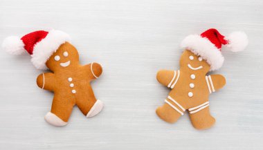 Lezzetli zencefilli kurabiye ve pastel arka planda Noel dekoru..