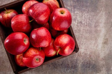 Ahşap kutusunda Olgun kırmızı elma. Metin alanı olan üstten görünüm.