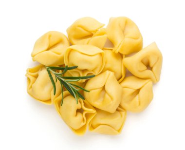 Çiğ makarna, otlu tortellini..