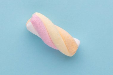 Pastel arka planda renkli şekerlemeler.