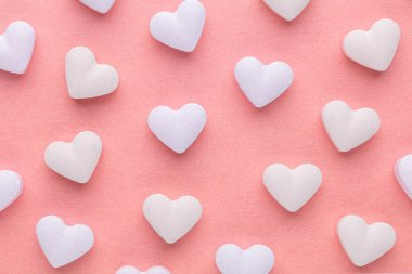 Sevgililer Günü geçmişi. Pastel mavi arka planda şeker kalpli kompozisyon. Sevgililer Günü tebrik kartı. Düz yatış, üst görünüm.