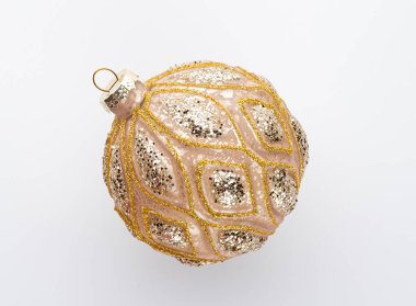 Beyaz arkaplanda izole edilmiş noel topları.