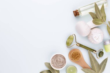 Kaplıca ve cilt bakım ürünleri. Pastel arka planda kaplıca ürünleri olan şişeler.