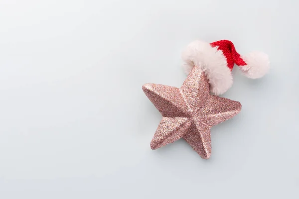 Noel Yıldızı Noel Baba Şapkası Pastel Mavi Arka Planda Dekor — Stok fotoğraf