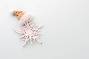 Noel yıldızı ve Noel Baba şapkası, pastel mavi arka planda dekor. 