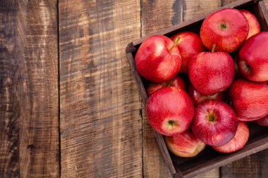 Ahşap kutusunda Olgun kırmızı elma. Metin alanı olan üstten görünüm.