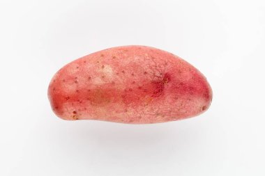 Kırmızı patates beyaz arkaplanda izole edildi.