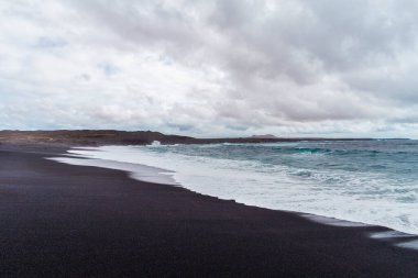 Lanzarote adasında güzel bir sahil. Etrafı volkanik dağlar, Atlantik Okyanusu ve harika plajlarla çevrili kumsal. Lanzarote. Kanarya Adaları 